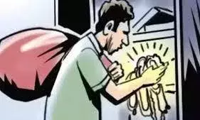 திருவண்ணாமலையில் அரசு ஊழியர் வீட்டில் ரூ.2 லட்சம் திருட்டு திருவண்ணாமலையில் அரசு ஊழியர் வீட்டில் ரூ.2 லட்சம் திருட்டு