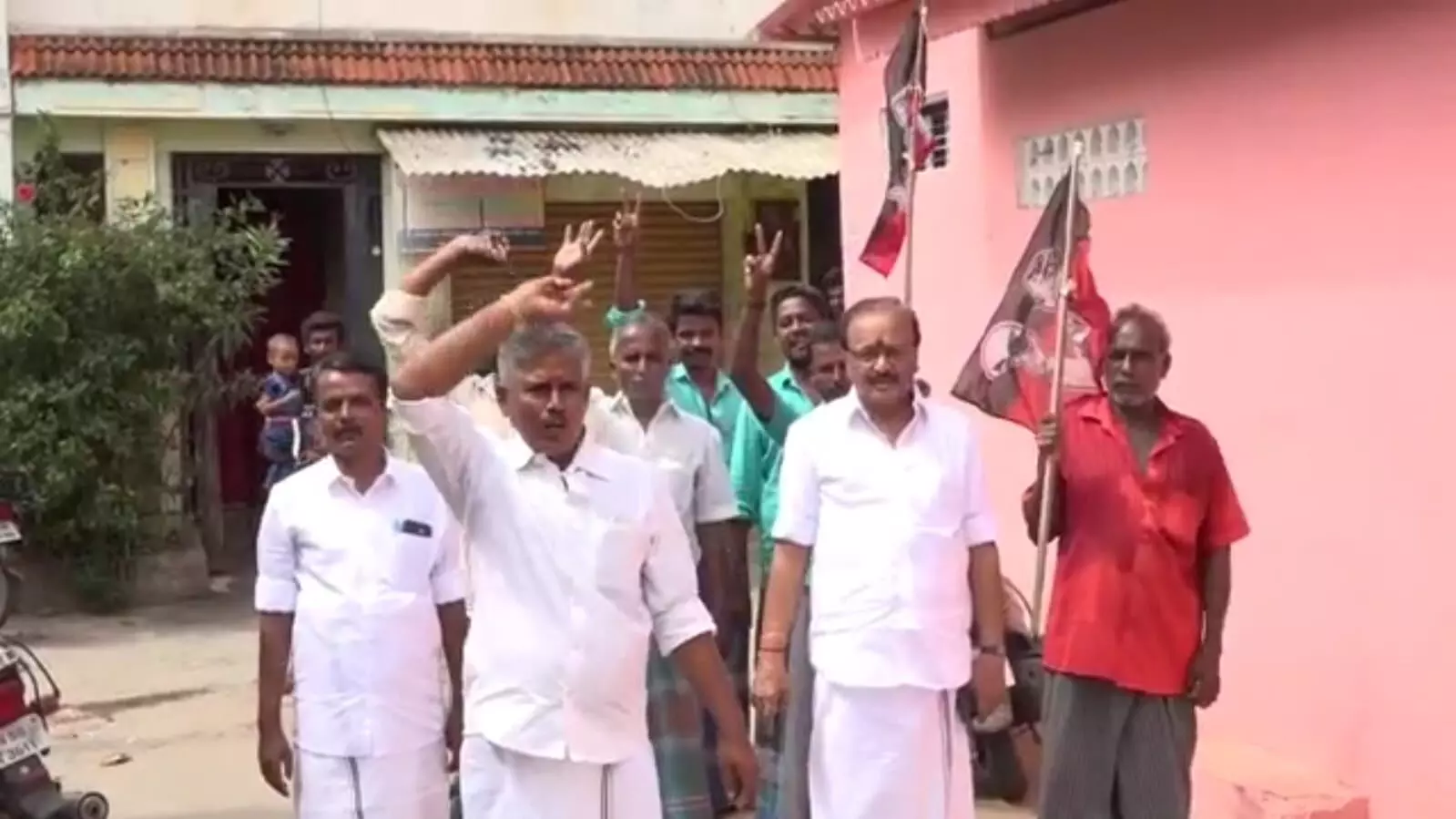 மதுரை அருகே எடப்பாடி பழனிசாமிக்கு எதிராக கண்டன ஆர்ப்பாட்டம் நடத்த முடிவு மதுரை அருகே எடப்பாடி பழனிசாமிக்கு எதிராக கண்டன ஆர்ப்பாட்டம் நடத்த முடிவு