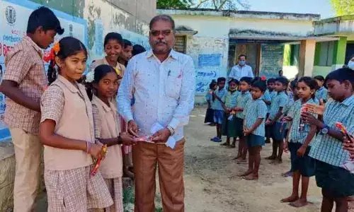 அரசு பள்ளியில் ஒரு நாள் கூட விடுப்பு எடுக்காத மாணவர்களுக்கு பரிசு