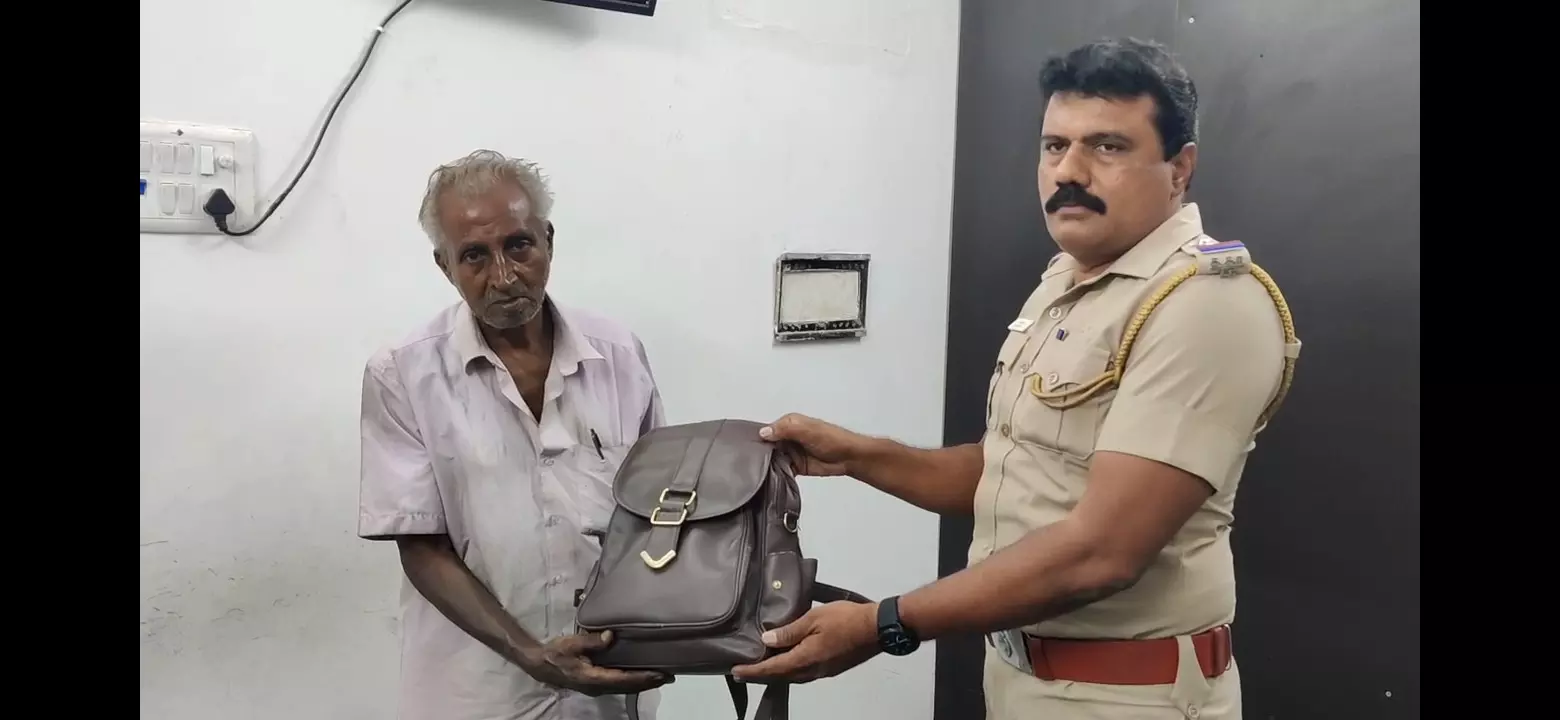 ஏ.டி.எம் மைய குப்பைத் தொட்டியில் கிடந்த 43 பவுன் நகை: காவல்துறையில் ஒப்படைத்த காவலாளி..! ஏ.டி.எம் மைய குப்பைத் தொட்டியில் கிடந்த 43 பவுன் நகை: காவல்துறையில் ஒப்படைத்த காவலாளி..!