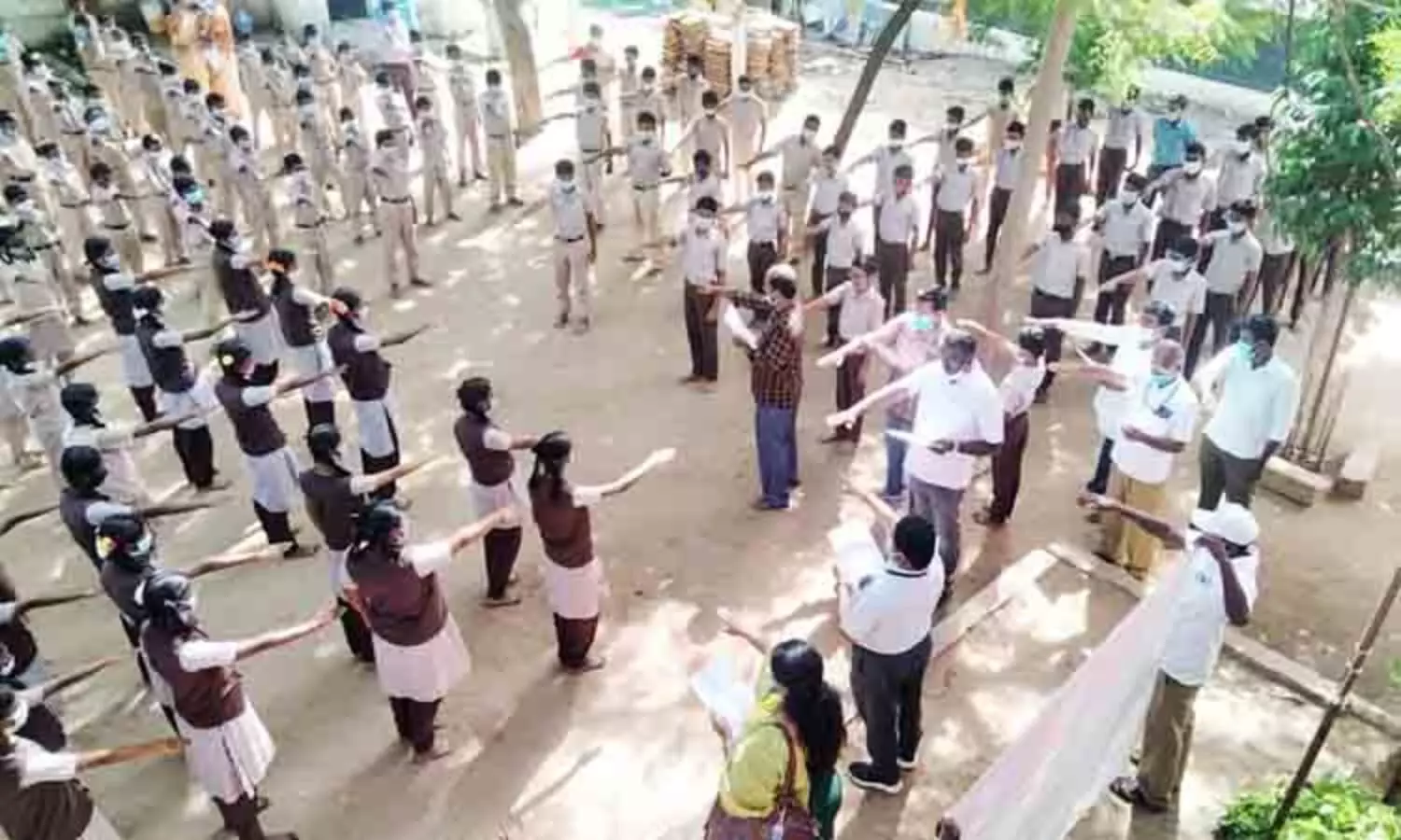 அருப்புக்கோட்டையில் பள்ளி மாணவிகள் உறுதிமொழி ஏற்பு அருப்புக்கோட்டையில் பள்ளி மாணவிகள் உறுதிமொழி ஏற்பு