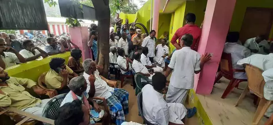 படவேட்டில் ஆடி வெள்ளி விழா: சுங்கவரி ஏலம் திடீர் நிறுத்தம் படவேட்டில் ஆடி வெள்ளி விழா: சுங்கவரி ஏலம் திடீர் நிறுத்தம்