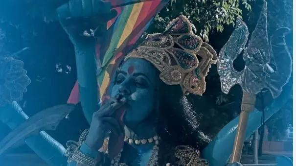 இந்துக்கள் கடும் கொந்தளிப்பு: காளி போஸ்டர் டுவிட்டரில் அதிரடி நீக்கம்..! இந்துக்கள் கடும் கொந்தளிப்பு: காளி போஸ்டர் டுவிட்டரில் அதிரடி நீக்கம்..!