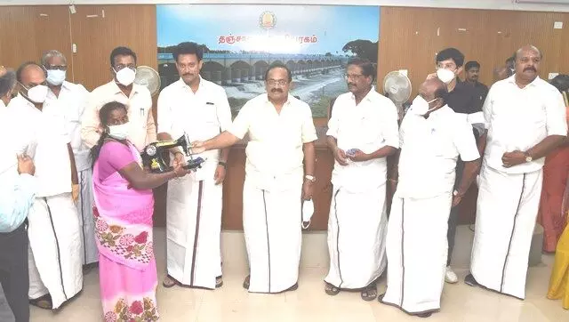 தமிழகம் முழுவதும் விவசாயிகளிடமிருந்து 40 லட்சத்து 50 ஆயிரம் டன் நெல் கொள்முதல் தமிழகம் முழுவதும் விவசாயிகளிடமிருந்து 40 லட்சத்து 50 ஆயிரம் டன் நெல் கொள்முதல்