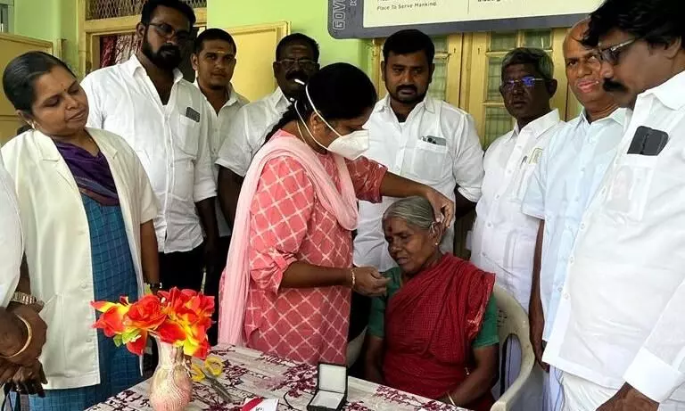 குமாரபாளையம் அரசு மருத்துவமனையில் இலவச காதொலி கருவி வழங்கல் குமாரபாளையம் அரசு மருத்துவமனையில் இலவச காதொலி கருவி வழங்கல்
