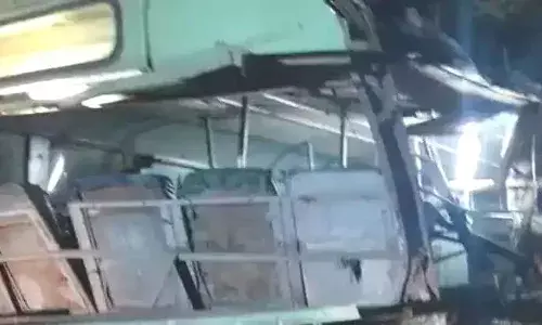 அரசு பஸ் மீது லாரி மோதி விபத்து   12 பேர் படுகாயம்