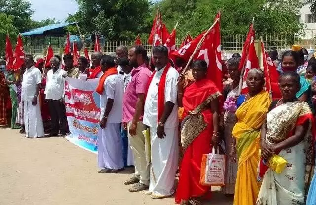 40 ஆண்டுகளாக குடியிருந்துவரும் மக்களுக்கு மனைப்பட்டா வழங்கக்கோரி ஆர்ப்பட்டம் 40 ஆண்டுகளாக குடியிருந்துவரும் மக்களுக்கு மனைப்பட்டா வழங்கக்கோரி ஆர்ப்பட்டம்