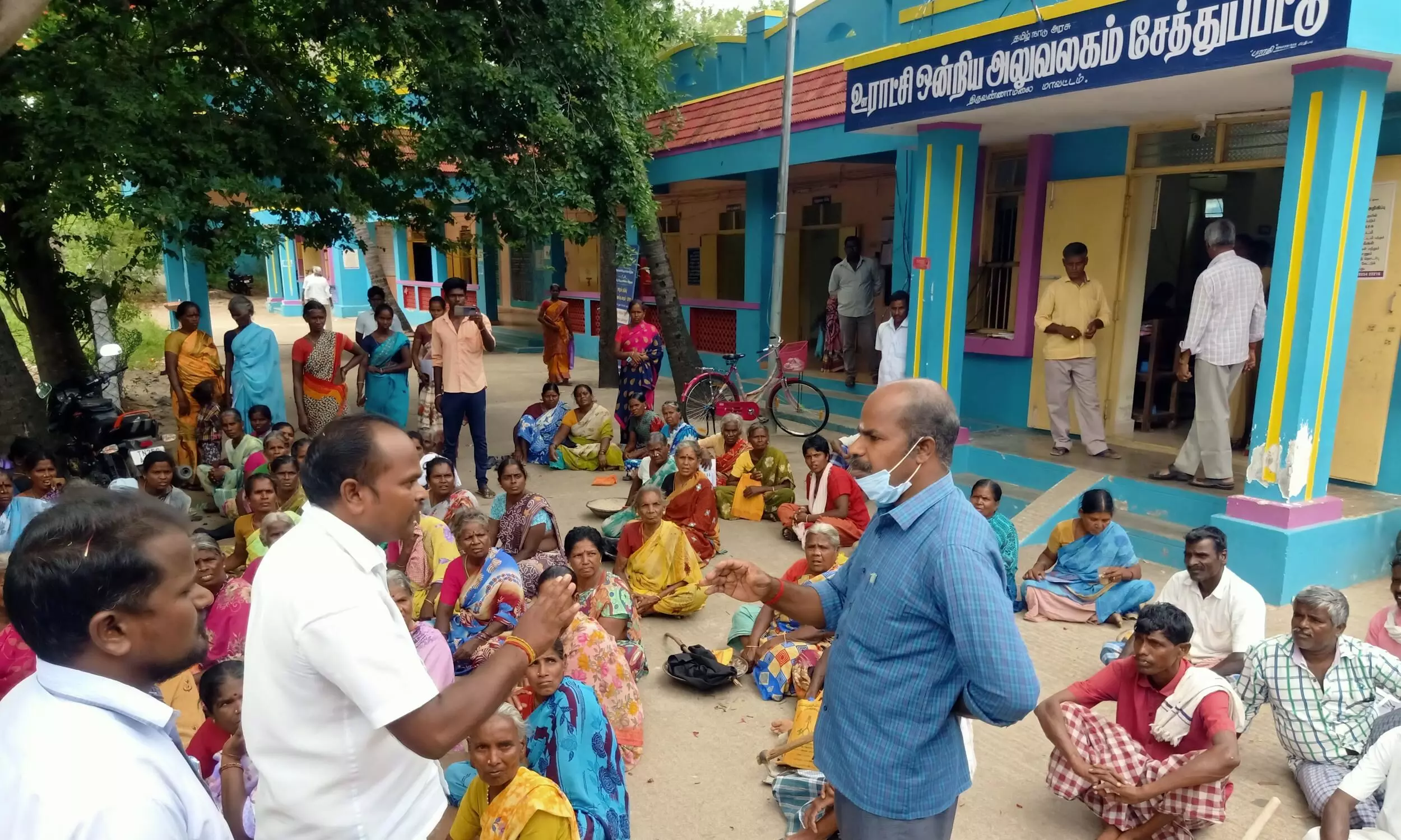 சேத்துப்பட்டு அருகே 100 நாள் வேலை திட்ட பணியாளர்கள் திடீர் போராட்டம் சேத்துப்பட்டு அருகே 100 நாள் வேலை திட்ட பணியாளர்கள் திடீர் போராட்டம்