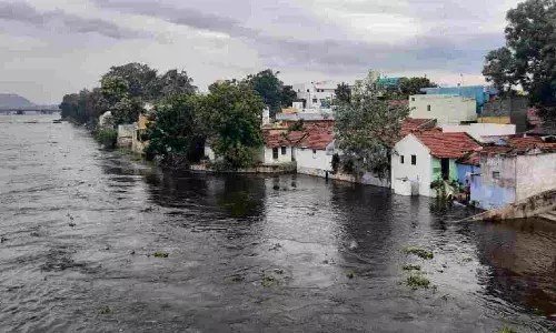காவிரி ஆற்றில் வெள்ளப்பெருக்கு: பவானியில் 40 வீடுகளை சூழ்ந்த தண்ணீர்