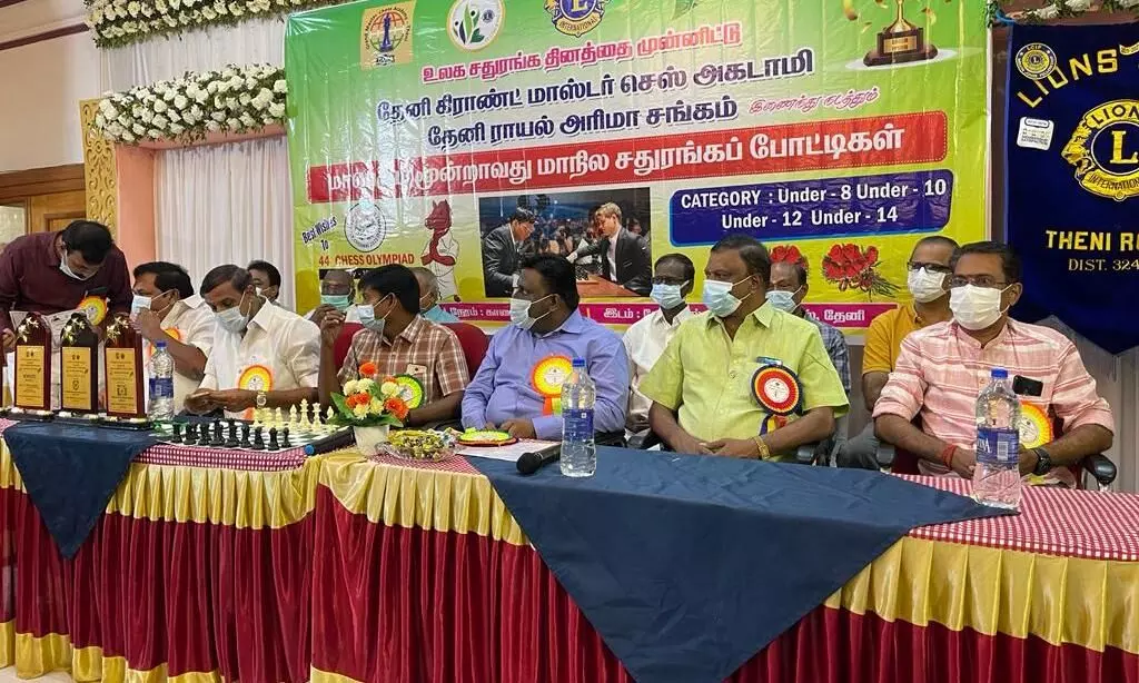 தேனியில் செஸ் போட்டிகள்: தொடங்கி வைத்த ஆட்சியர் தேனியில் செஸ் போட்டிகள்: தொடங்கி வைத்த ஆட்சியர்