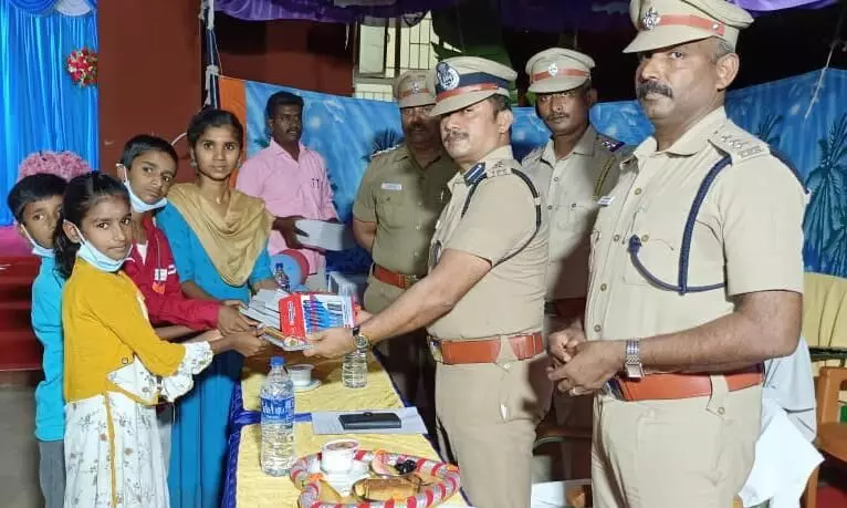 காரியாபட்டி காவல் நிலையத்தில் நூலகத்தை திறந்து வைத்த போலீஸ் எஸ்.பி காரியாபட்டி காவல் நிலையத்தில் நூலகத்தை திறந்து வைத்த போலீஸ் எஸ்.பி