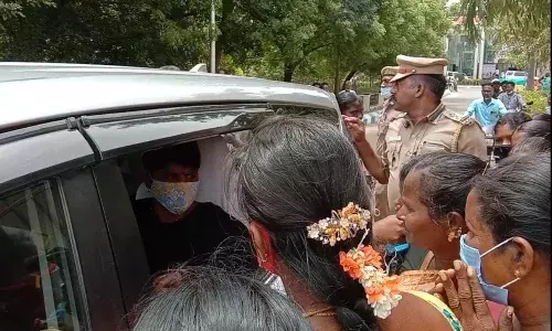 தாமதமாக வந்த பெண்களிடம் காரை நிறுத்தி மனு வாங்கிய மாவட்ட கலெக்டர் தாமதமாக வந்த பெண்களிடம் காரை நிறுத்தி மனு வாங்கிய மாவட்ட கலெக்டர்