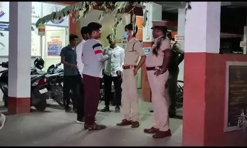 சென்னை வேளச்சேரியில் சட்டகல்லூரி மாணவர்கள் தாக்கியதில் ஒருவர் காயம் சென்னை வேளச்சேரியில் சட்டகல்லூரி மாணவர்கள் தாக்கியதில் ஒருவர் காயம்