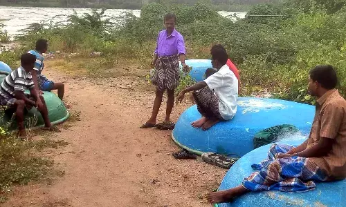 காவிரி ஆற்றில் பரிசல் இயக்க தடையால் மீனவர்கள், தொழிலாளர்கள் பாதிப்பு காவிரி ஆற்றில் பரிசல் இயக்க தடையால் மீனவர்கள், தொழிலாளர்கள் பாதிப்பு
