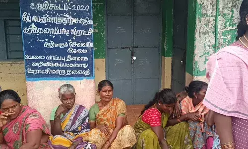 ஊராட்சி மன்ற அலுவலகத்திற்கு பொதுமக்கள் பூட்டு போட்டு போராட்டம் ஊராட்சி மன்ற அலுவலகத்திற்கு பொதுமக்கள் பூட்டு போட்டு போராட்டம்
