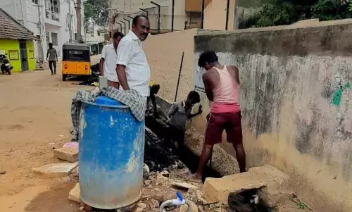 திருச்சி மாநகராட்சி 54-வது வார்டில் சாக்கடை வாய்க்கால் தூர்வாரும் பணி திருச்சி மாநகராட்சி 54-வது வார்டில் சாக்கடை வாய்க்கால் தூர்வாரும் பணி