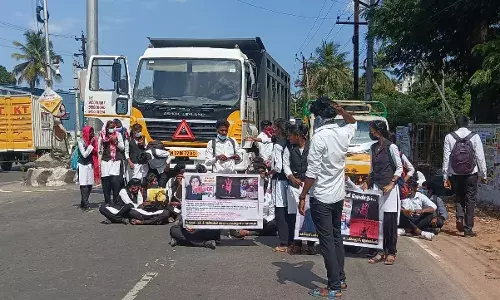 கள்ளக்குறிச்சி மாணவிக்கு நீதி கேட்டு சட்டக்கல்லூரி மாணவர்கள் சாலை மறியல்