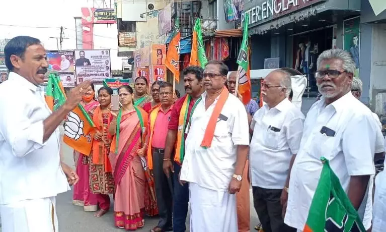 ஜனாதிபதியாக திரவுபதி முர்மு தேர்வு: குமாரபாளையம் பா.ஜ.க.வினர் கொண்டாட்டம் ஜனாதிபதியாக திரவுபதி முர்மு தேர்வு: குமாரபாளையம் பா.ஜ.க.வினர் கொண்டாட்டம்
