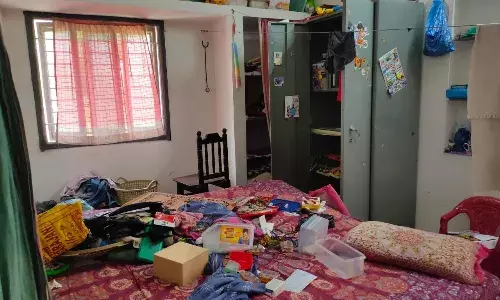 குமாரபாளையம் அருகே வீட்டின் பூட்டை உடைத்து  நகைகள், பணம் திருட்டு குமாரபாளையம் அருகே வீட்டின் பூட்டை உடைத்து  நகைகள், பணம் திருட்டு