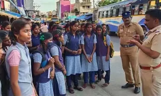 கண்ணமங்கலத்தில் பஸ்சுக்கு காத்திருந்த மாணவிகளுக்கு போலீசார் ஆலோசனை கண்ணமங்கலத்தில் பஸ்சுக்கு காத்திருந்த மாணவிகளுக்கு போலீசார் ஆலோசனை