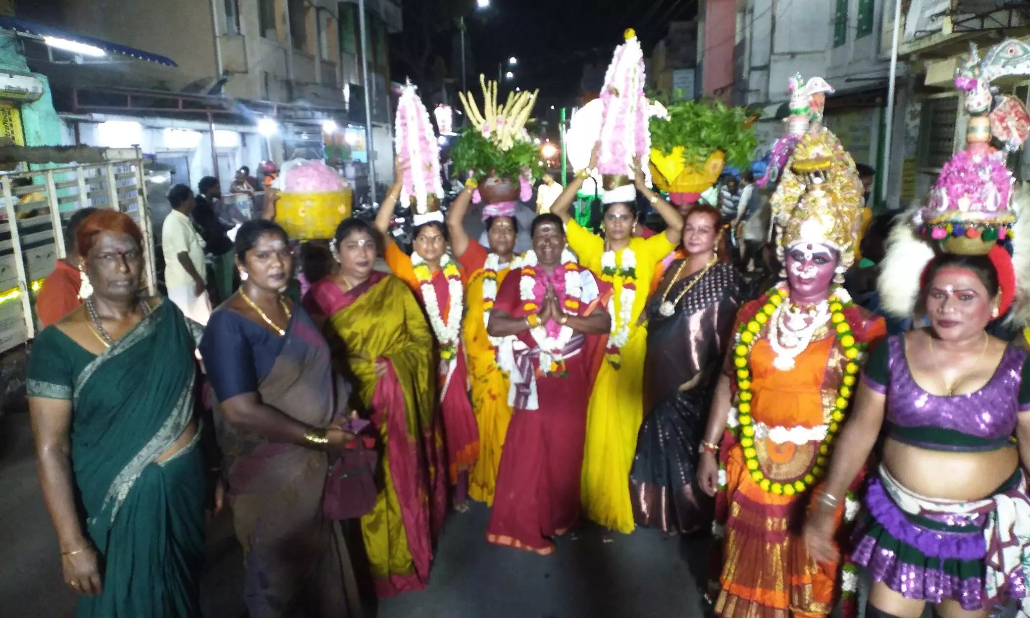 திருநங்கைகள் கொண்டாடும் சமயபுரம் மாரியம்மன் திருவிழா துவக்கம் திருநங்கைகள் கொண்டாடும் சமயபுரம் மாரியம்மன் திருவிழா துவக்கம்