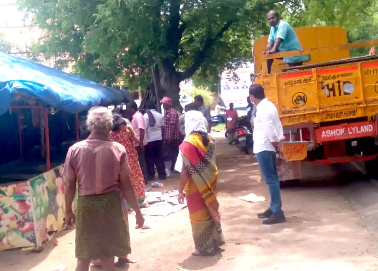 பொத்தனூர் அருகே நெடுஞ்சாலை ஓரத்தில் ஆக்கிரமிப்பில் இருந்த கடைகள் அகற்றம் பொத்தனூர் அருகே நெடுஞ்சாலை ஓரத்தில் ஆக்கிரமிப்பில் இருந்த கடைகள் அகற்றம்