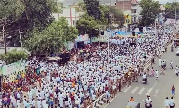 ஓ.பி.எஸ்- ரவீந்திரநாத்துக்கு சவாலாக தேனியில் பலத்தைக் காட்டிய உதயகுமார் ஓ.பி.எஸ்- ரவீந்திரநாத்துக்கு சவாலாக தேனியில் பலத்தைக் காட்டிய உதயகுமார்
