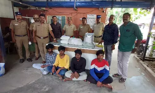 கஞ்சா விற்பனையில் ஈடுபட்ட கல்லூரி மாணவர்  உட்பட 4 பேர் கைது கஞ்சா விற்பனையில் ஈடுபட்ட கல்லூரி மாணவர்  உட்பட 4 பேர் கைது