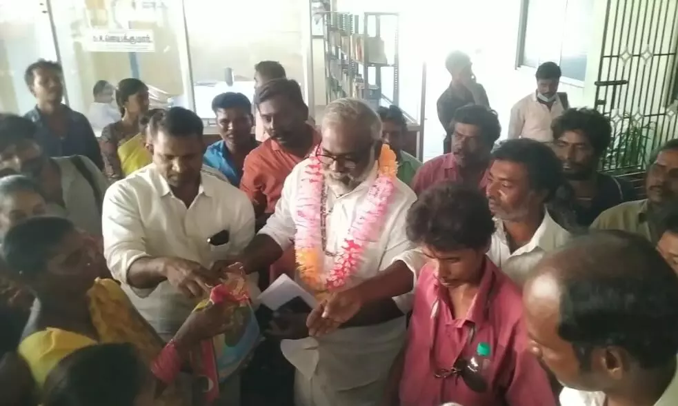 மாற்று இடம் கேட்டு பொன்னேரி எம்எல்ஏ விடம் நரிக்குறவர் இன மக்கள் கோரிக்கை மாற்று இடம் கேட்டு பொன்னேரி எம்எல்ஏ விடம் நரிக்குறவர் இன மக்கள் கோரிக்கை