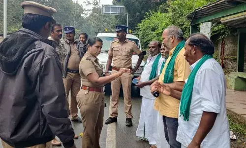 கேரள வனத்துறையை கண்டித்து  தேக்கடிக்கு செல்ல முயன்றவர்கள் கைது கேரள வனத்துறையை கண்டித்து  தேக்கடிக்கு செல்ல முயன்றவர்கள் கைது