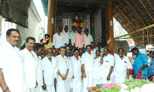 மதுரை புறநகர் மாவட்ட அதிமுக ஒபிஎஸ் அணி சார்பில் தேவர் சிலைக்கு  மரியாதை மதுரை புறநகர் மாவட்ட அதிமுக ஒபிஎஸ் அணி சார்பில் தேவர் சிலைக்கு  மரியாதை