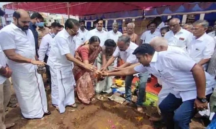 அருப்புக்கோட்டையில் புதிய நூலகத்துக்கு அடிக்கல் நாட்டிய அமைச்சர் அருப்புக்கோட்டையில் புதிய நூலகத்துக்கு அடிக்கல் நாட்டிய அமைச்சர்
