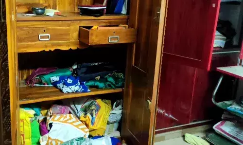 நெசவு தொழிலாளி வீட்டு பூட்டை உடைத்து ரூ.1 லட்சத்து 5 ஆயிரம் கொள்ளை நெசவு தொழிலாளி வீட்டு பூட்டை உடைத்து ரூ.1 லட்சத்து 5 ஆயிரம் கொள்ளை