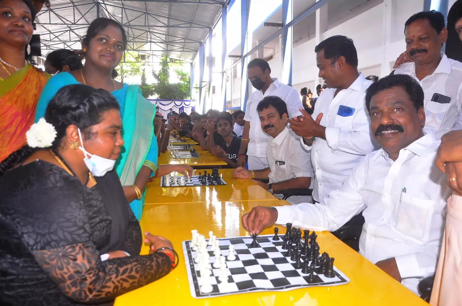 பூவிருந்தவல்லி பள்ளியில் செஸ் போட்டி: எம்எல்ஏ கிருஷ்ணசாமி தொடக்கம் பூவிருந்தவல்லி பள்ளியில் செஸ் போட்டி: எம்எல்ஏ கிருஷ்ணசாமி தொடக்கம்