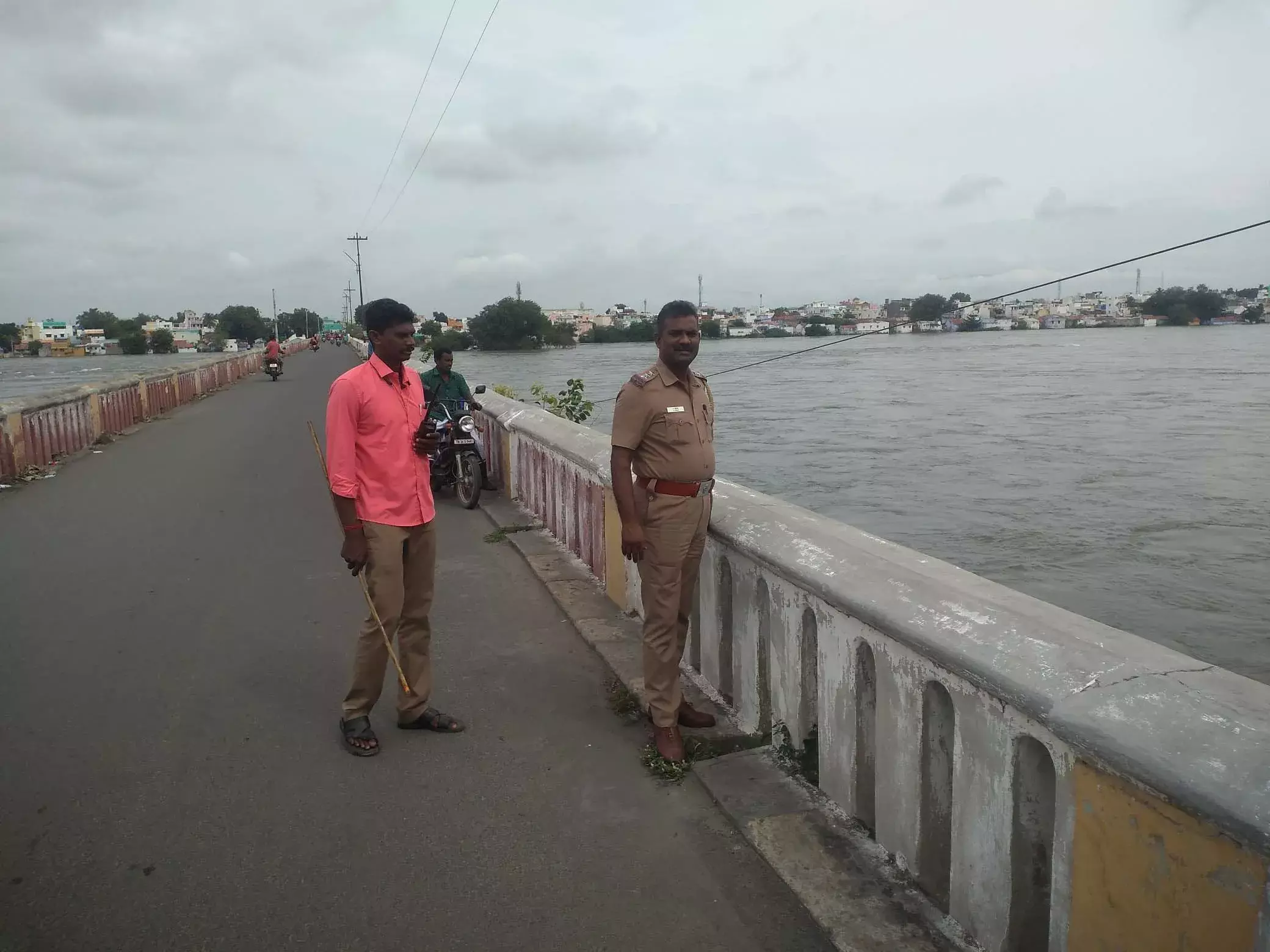 குமாரபாளையம் காவிரி ஆற்றில் பாதுகாப்பு பணியில் ஈடுபட்ட  போலீசார்
