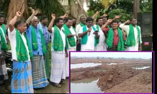 தென்னேரியில் விதிகளை மீறி மண் எடுப்பதாக விவசாயிகள் ஆர்ப்பாட்டம் தென்னேரியில் விதிகளை மீறி மண் எடுப்பதாக விவசாயிகள் ஆர்ப்பாட்டம்