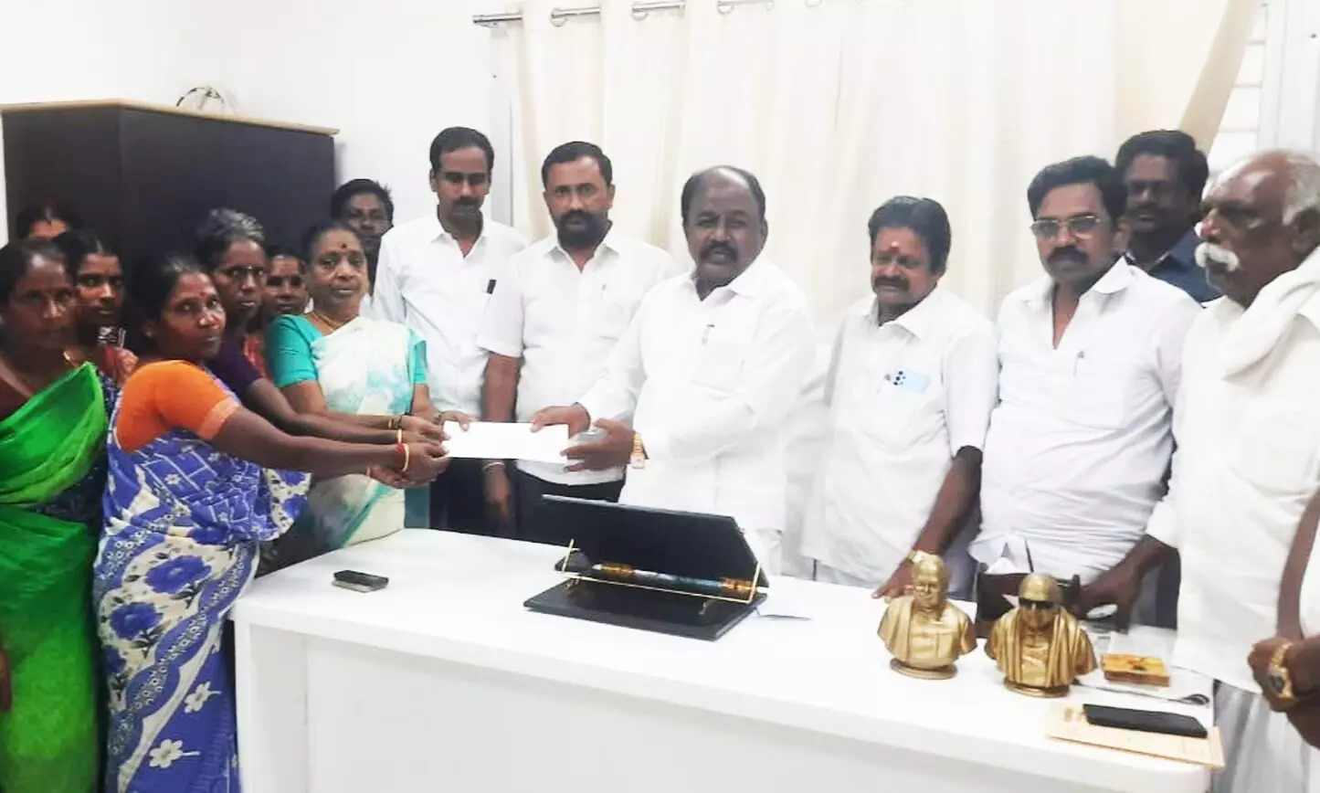 மகளிர் சுய உதவி குழுக்களுக்கு கடன் உதவிகள் வழங்கும் நிகழ்ச்சி மகளிர் சுய உதவி குழுக்களுக்கு கடன் உதவிகள் வழங்கும் நிகழ்ச்சி