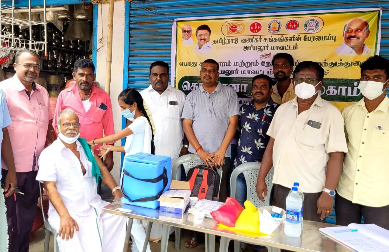 அரியலூரில் நடந்த வணிகர் சங்க சிறப்பு முகாமில் கொரோனா தடுப்பூசி அரியலூரில் நடந்த வணிகர் சங்க சிறப்பு முகாமில் கொரோனா தடுப்பூசி