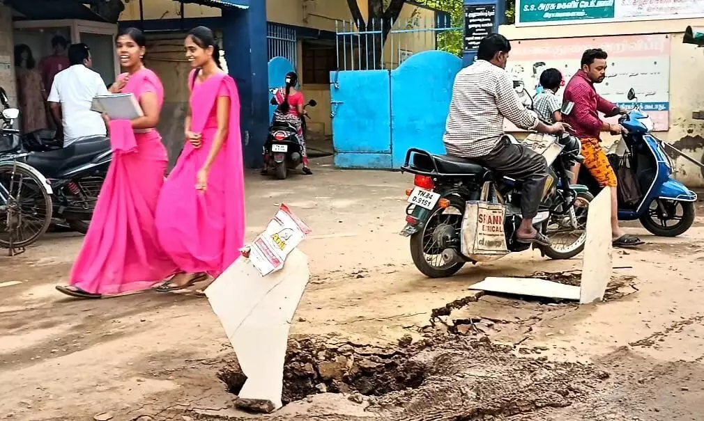 இராஜபாளையத்தில் புதை சாக்கடைக்காக தோண்டிய பள்ளங்களை சீரமைக்க வலியுறுத்தல் இராஜபாளையத்தில் புதை சாக்கடைக்காக தோண்டிய பள்ளங்களை சீரமைக்க வலியுறுத்தல்