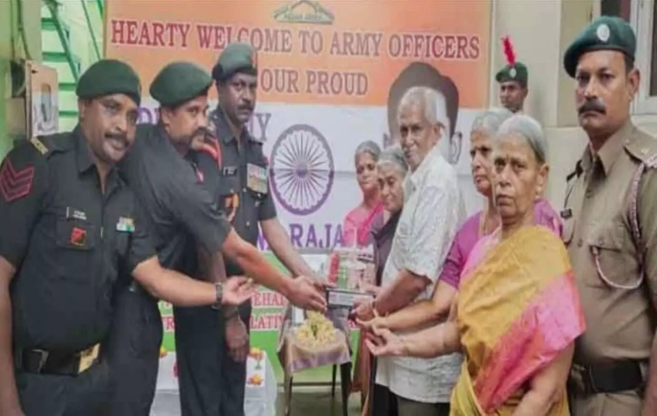 போரில் வீரமரணம் அடைந்த ராணுவ வீரருக்கு தேசிய மாணவர் படை மாணவர்கள் மரியாதை போரில் வீரமரணம் அடைந்த ராணுவ வீரருக்கு தேசிய மாணவர் படை மாணவர்கள் மரியாதை