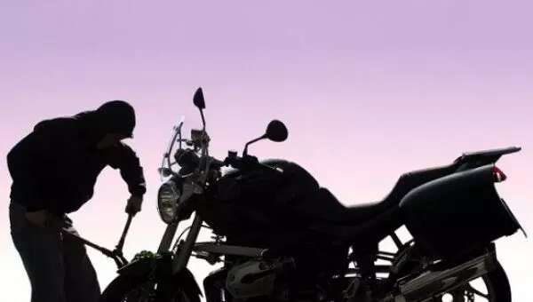 பைக் திருடிய வாலிபர் கைது பைக் திருடிய வாலிபர் கைது