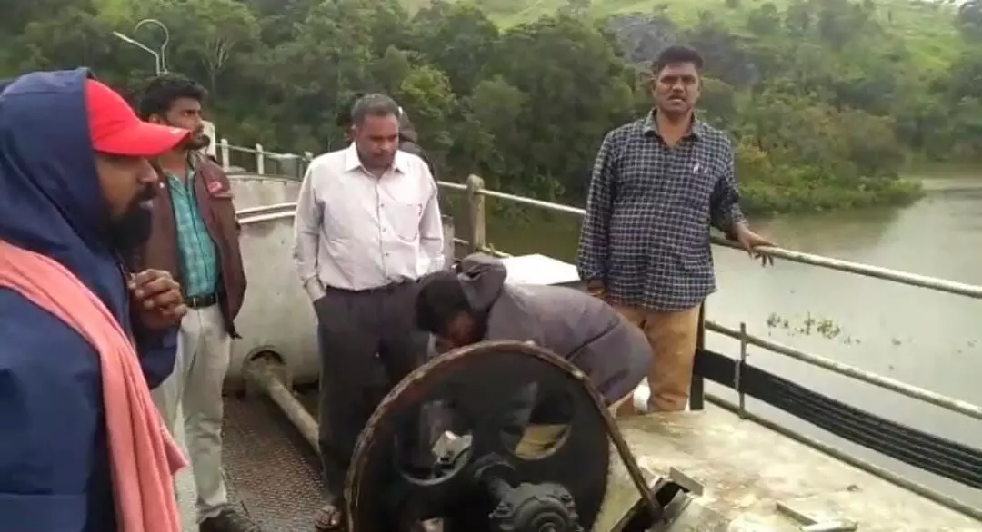 முல்லைப்பெரியாறில் இருந்து கேரளாவிற்கு 5 ஆயிரம் கனஅடி வெளியேற்றம் முல்லைப்பெரியாறில் இருந்து கேரளாவிற்கு 5 ஆயிரம் கனஅடி வெளியேற்றம்