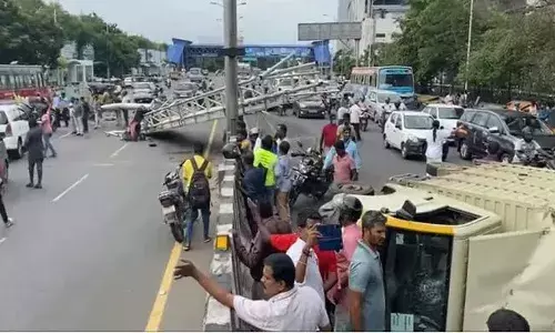 சென்னையில் பெயர் பலகை விழுந்து விபத்து: ஒருவர் உயிரிழப்பு சென்னையில் பெயர் பலகை விழுந்து விபத்து: ஒருவர் உயிரிழப்பு