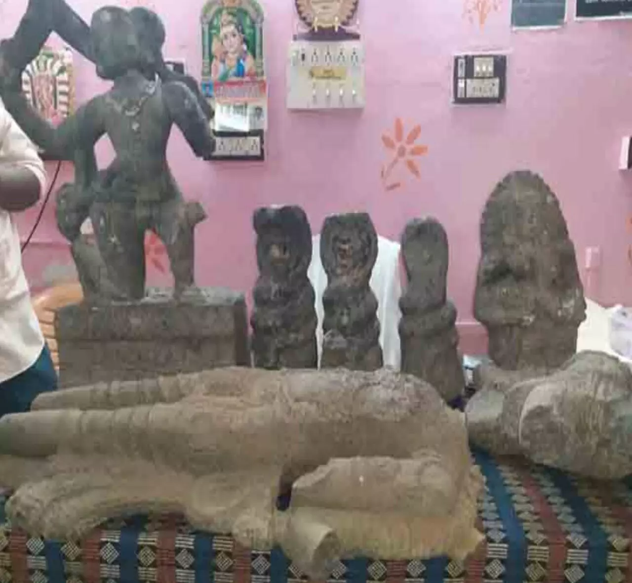 திருச்சுழி கண்மாயில் ஆறு கற்சிலைகள் கண்டெடுப்பு திருச்சுழி கண்மாயில் ஆறு கற்சிலைகள் கண்டெடுப்பு