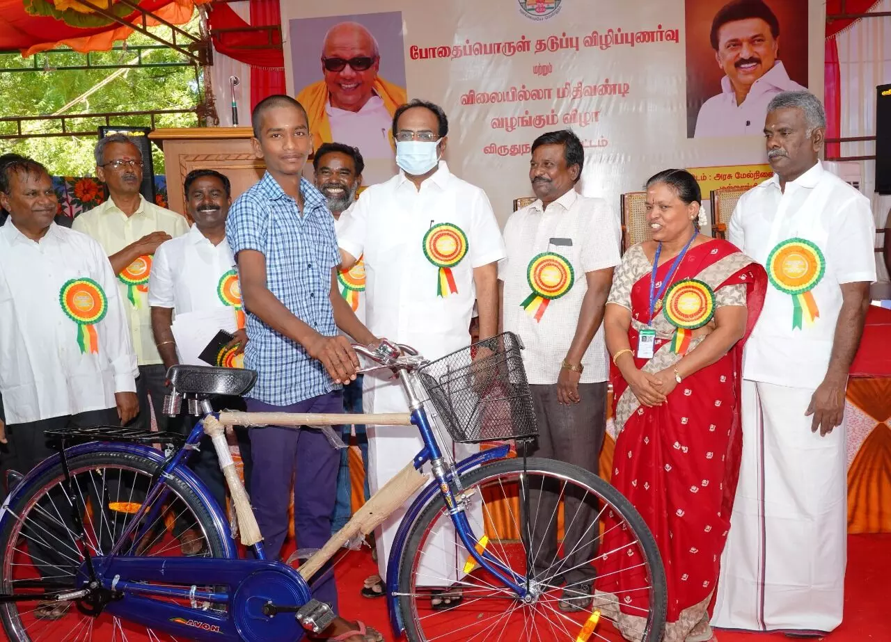 விருதுநகர் அருகே பள்ளியில் இலவச மிதிவண்டிகள் வழங்கும் விழா விருதுநகர் அருகே பள்ளியில் இலவச மிதிவண்டிகள் வழங்கும் விழா