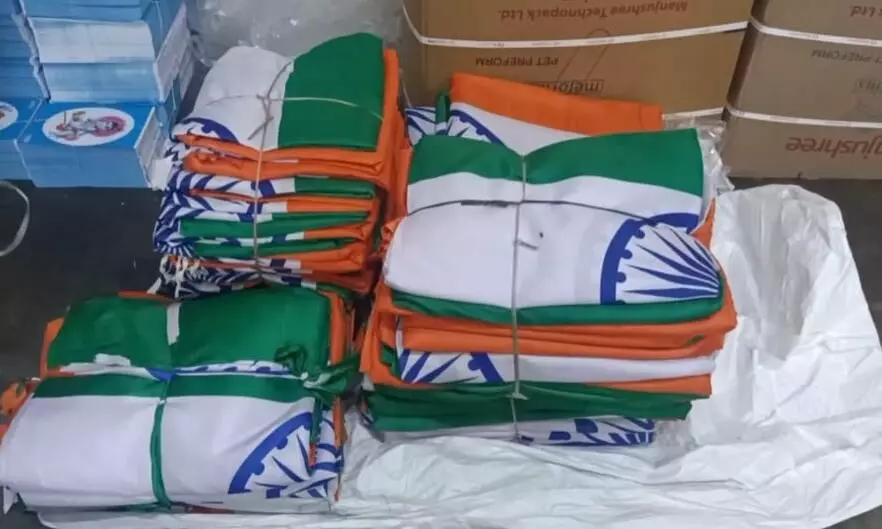 சிவகாசியில் தேசியக் கொடி தயாரிக்கும் பணி தீவிரம் சிவகாசியில் தேசியக் கொடி தயாரிக்கும் பணி தீவிரம்