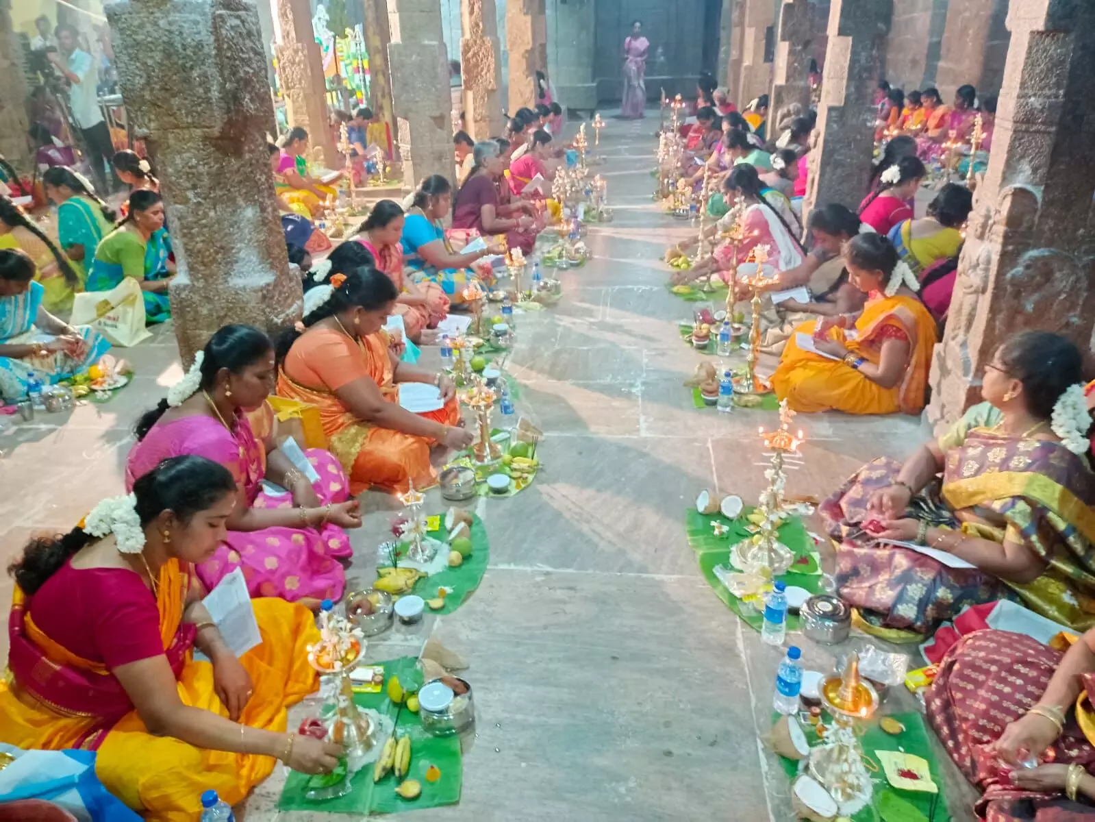 மாயூர்நாத சுவாமி ஆலயத்தில் 1008 திருவிளக்கு பூஜை வழிபாடு மாயூர்நாத சுவாமி ஆலயத்தில் 1008 திருவிளக்கு பூஜை வழிபாடு