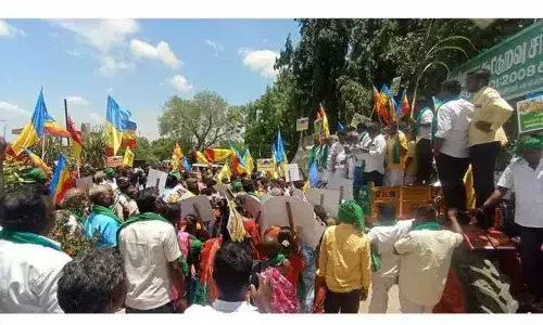 செய்யாறு கூட்டுறவு சர்க்கரை ஆலையை முற்றுகையிட்டு விவசாயிகள் போராட்டம் செய்யாறு கூட்டுறவு சர்க்கரை ஆலையை முற்றுகையிட்டு விவசாயிகள் போராட்டம்