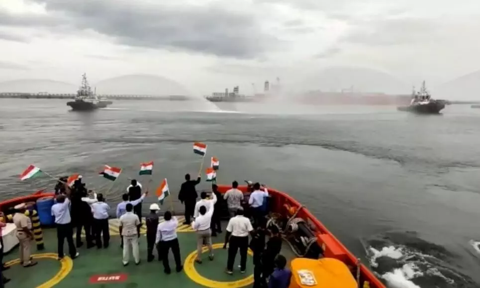எண்ணூர் காமராஜர் துறைமுக கப்பலில் தேசிய கொடி ஏற்றினார் மத்திய அமைச்சர் எண்ணூர் காமராஜர் துறைமுக கப்பலில் தேசிய கொடி ஏற்றினார் மத்திய அமைச்சர்