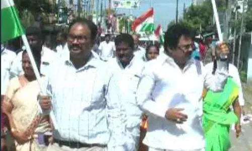 திருவள்ளூரில் வீடுகளில் தேசிய கொடி ஏற்றிய எம்.எல்.ஏ., கலெக்டர்